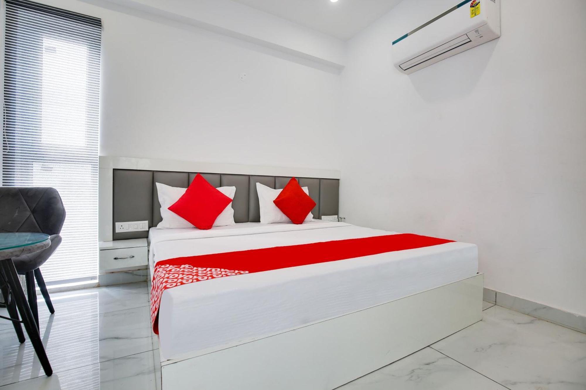 Hotel O Sky White House Ludhiana Buitenkant foto
