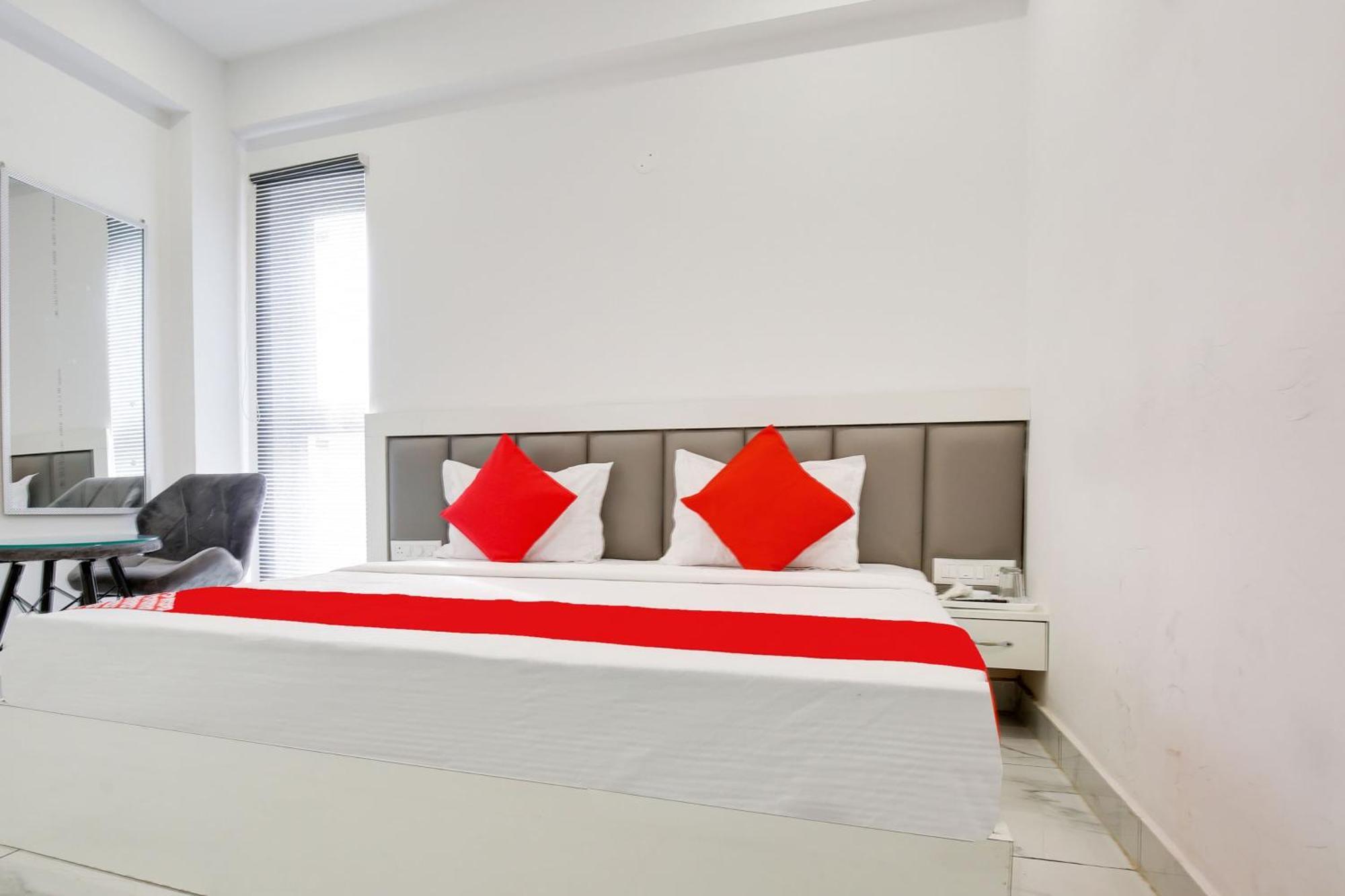 Hotel O Sky White House Ludhiana Buitenkant foto