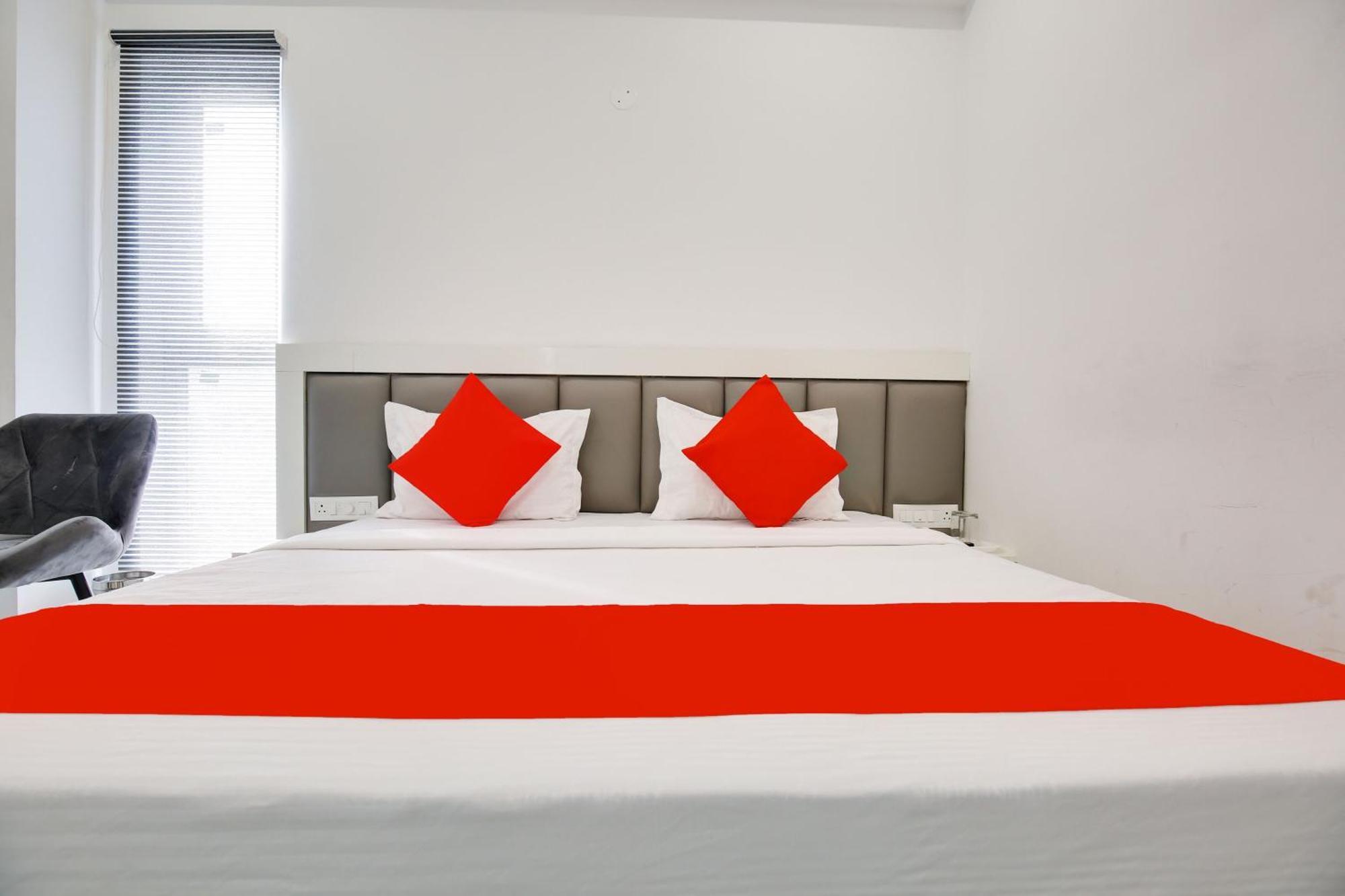 Hotel O Sky White House Ludhiana Buitenkant foto